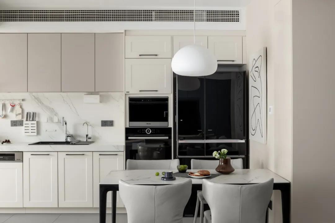 黑白搭配到大膽撞色，這個(gè)二孩之家填滿你對(duì)色彩的幻想