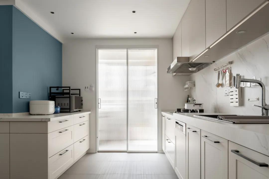 黑白搭配到大膽撞色，這個(gè)二孩之家填滿你對(duì)色彩的幻想