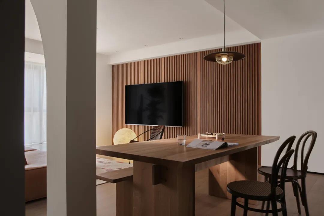 質(zhì)感與溫度交融，木質(zhì)的藝術(shù)之家，簡約線條勾勒多樣生活