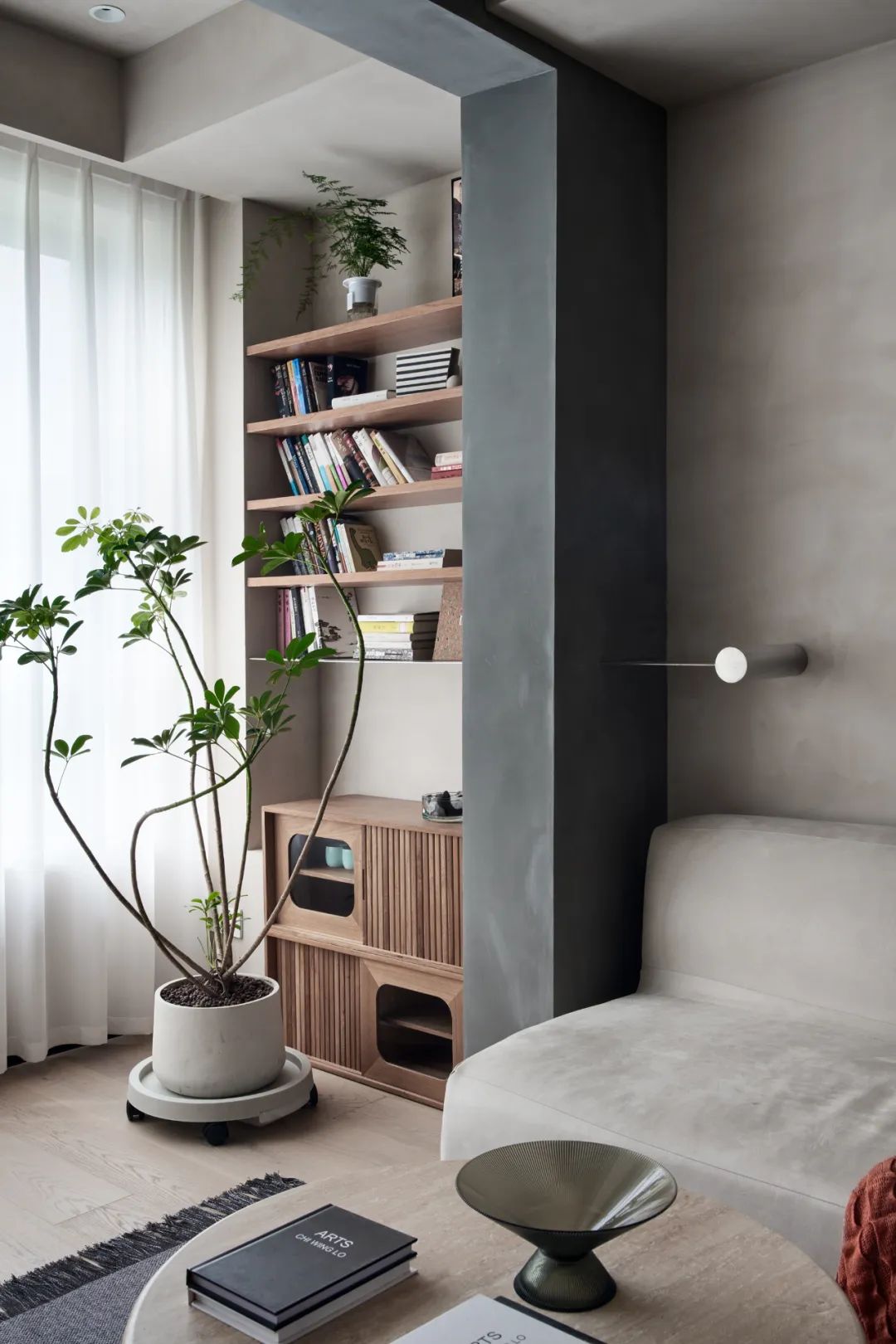 還在通刷大白墻？打破束縛的微水泥，中古家具的官宣底襯