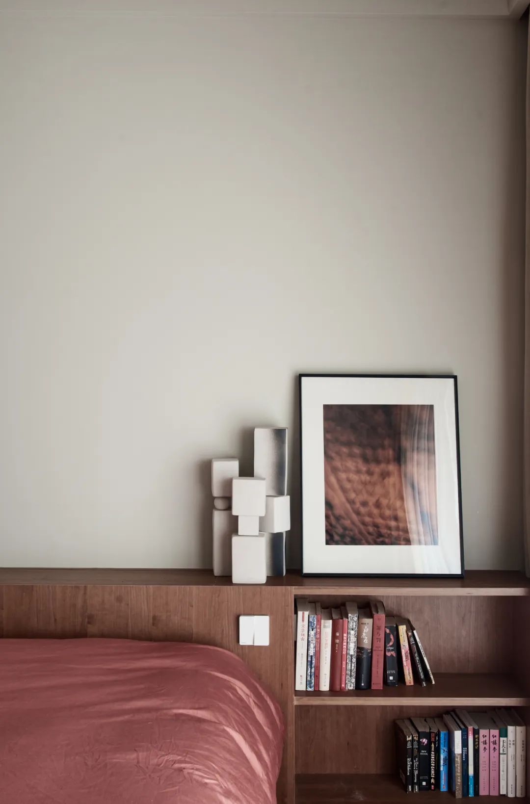 還在通刷大白墻？打破束縛的微水泥，中古家具的官宣底襯