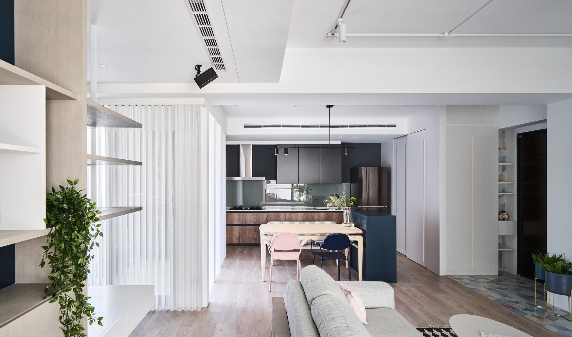 藏青+素胚，國粹配色融入現代家裝，好一個天青色等煙雨