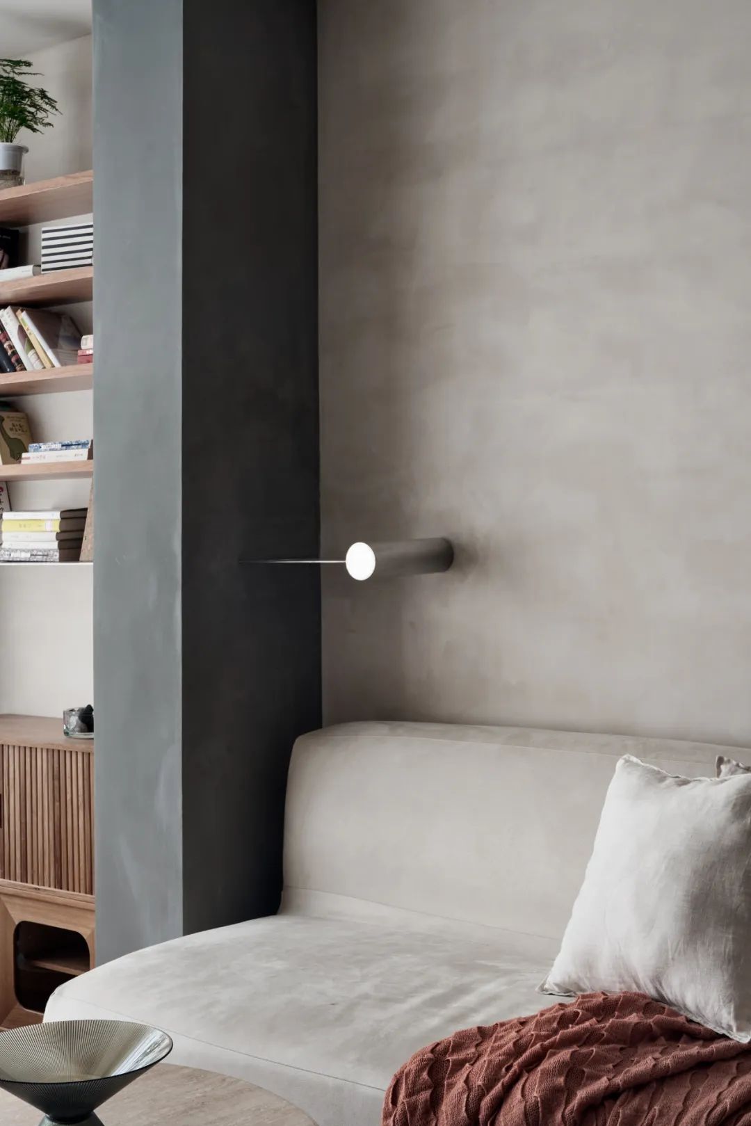 還在通刷大白墻？打破束縛的微水泥，中古家具的官宣底襯