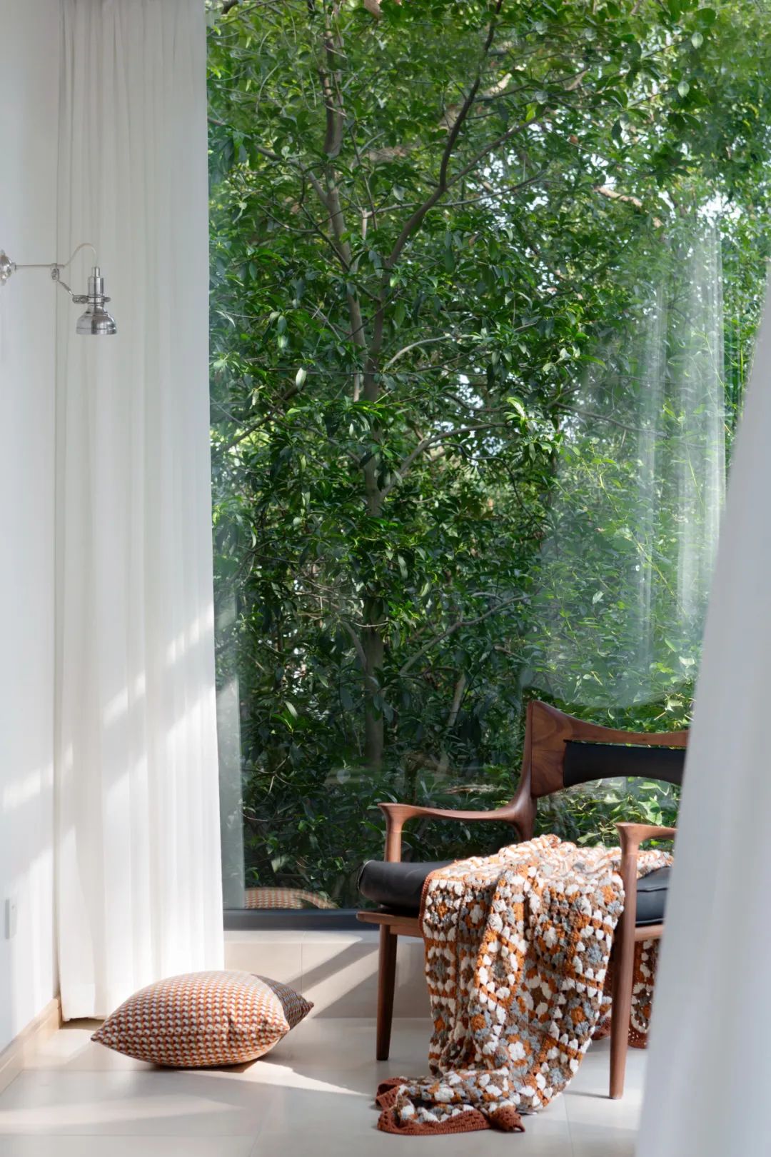 「歸隱」夫妻的都市“陋室”，慵懶原木藏書閣，宅不夠！