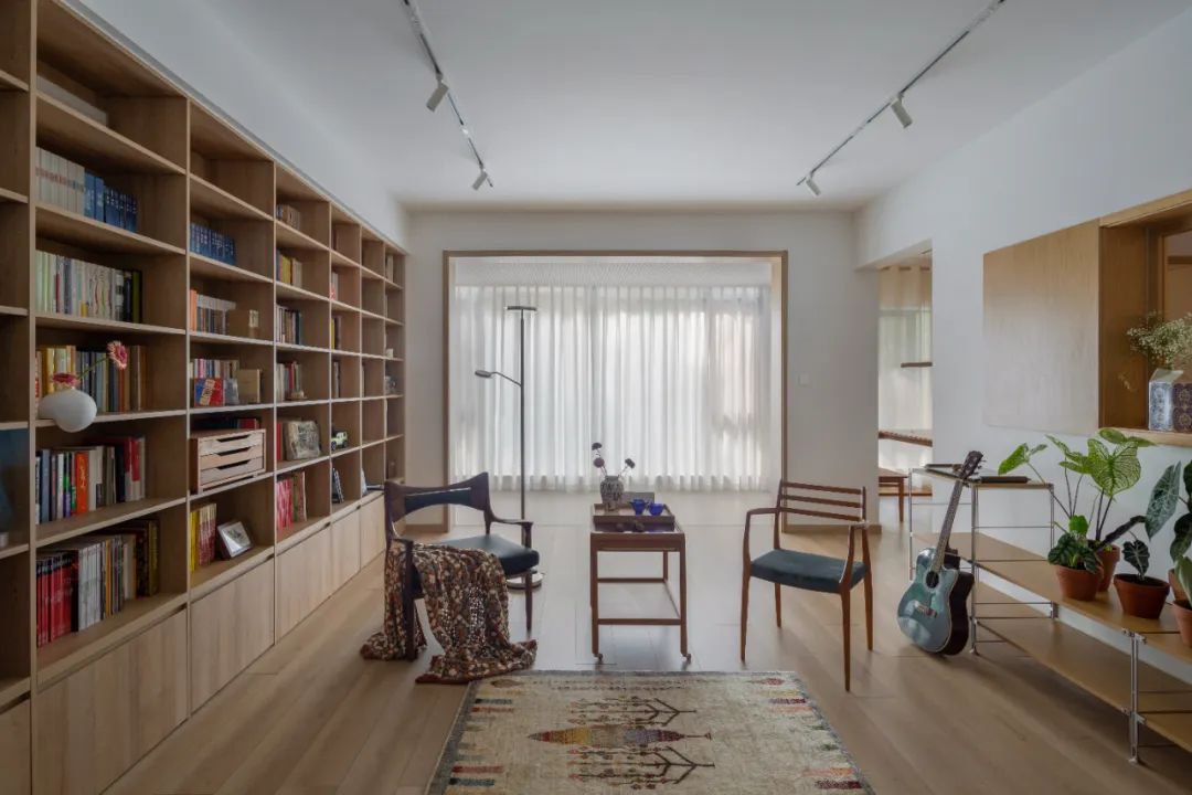 「歸隱」夫妻的都市“陋室”，慵懶原木藏書閣，宅不夠！