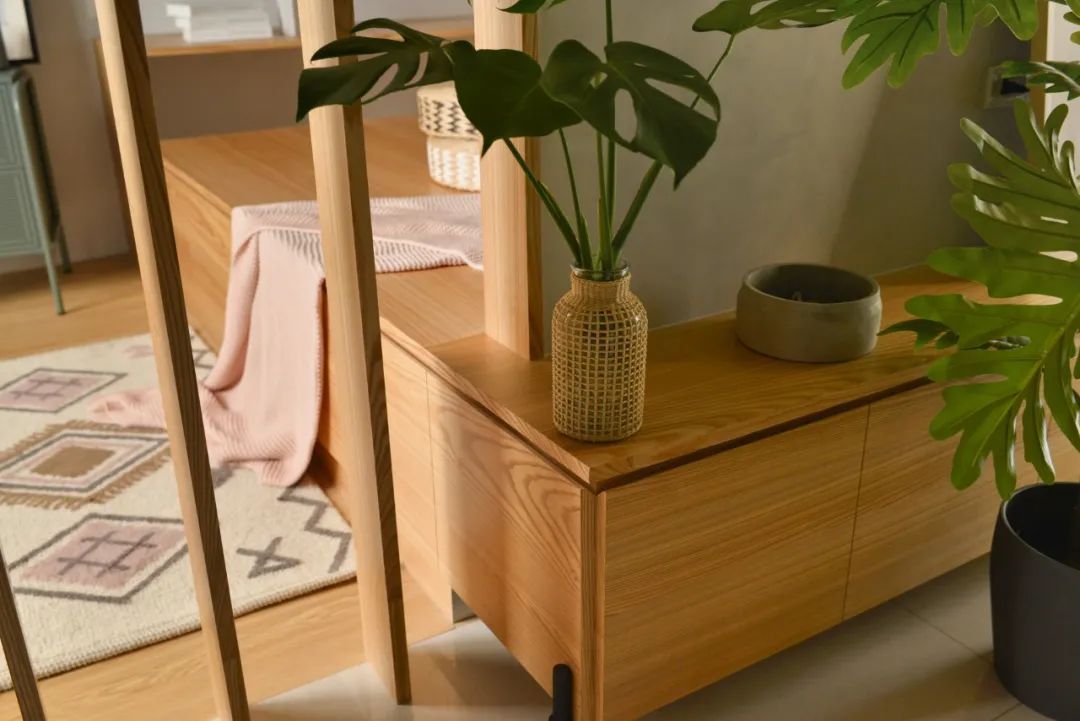 原木、鐵藝、莫蘭迪，美女律師住出獨居精彩