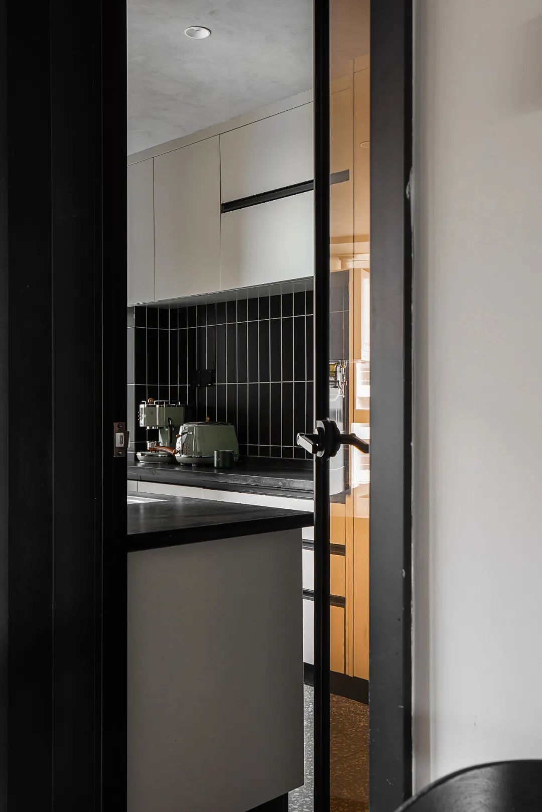 一家5口如何審美一致？他家刷成愛馬仕橙，房價都漲了