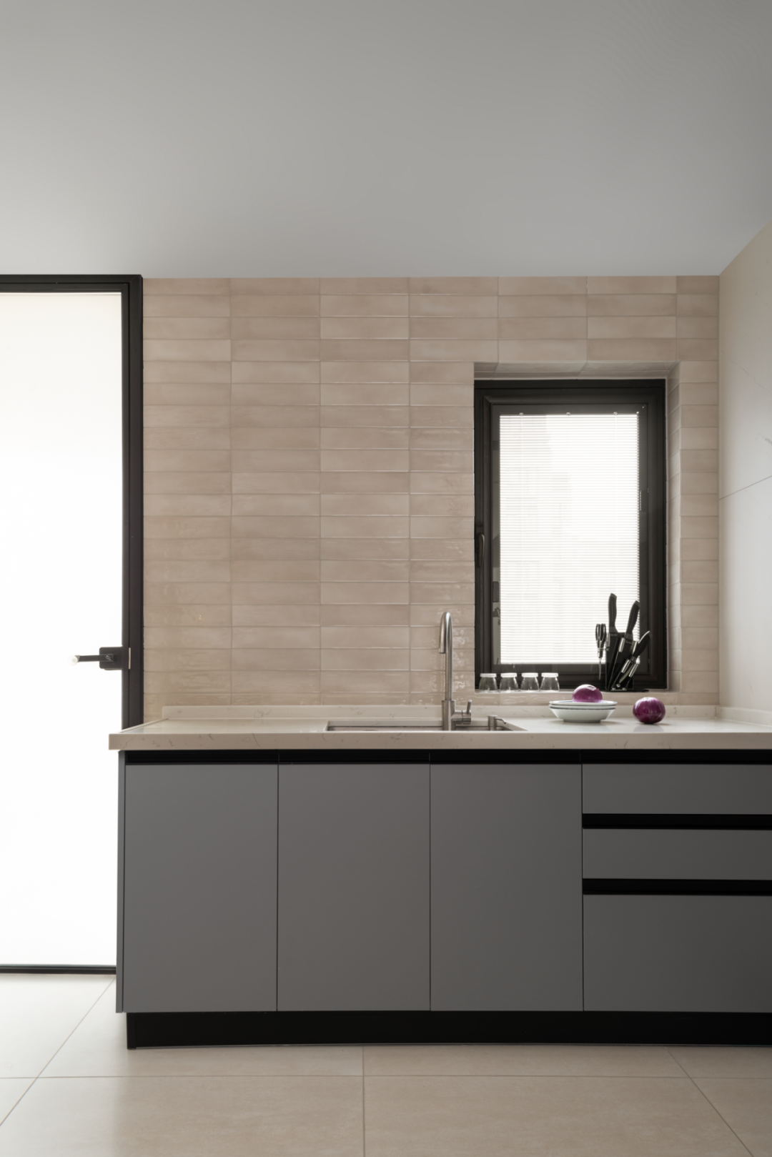 奶油白+冰川銀+明星家具，這個家的“穿搭”我給滿分!