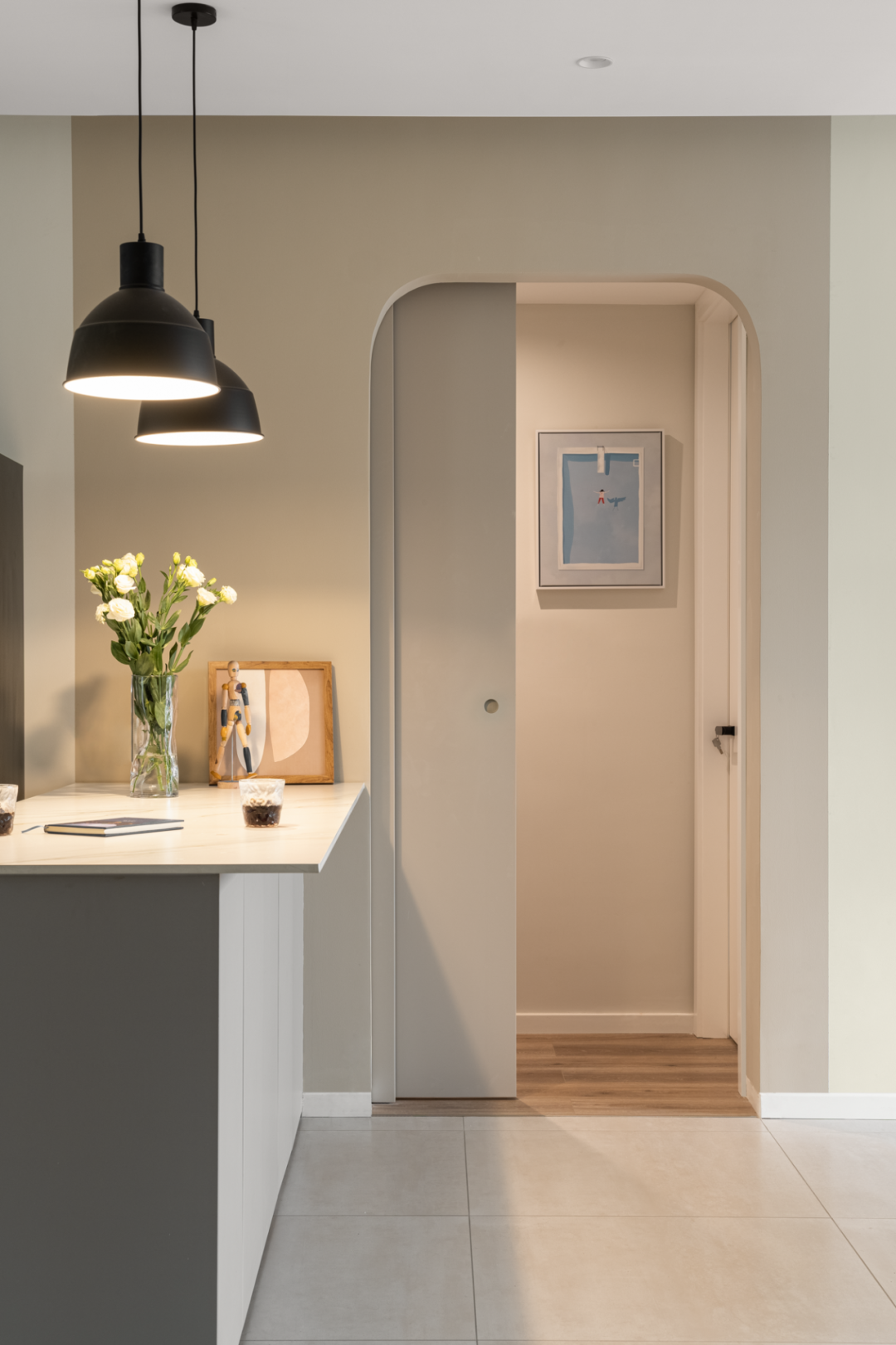 奶油白+冰川銀+明星家具，這個家的“穿搭”我給滿分!