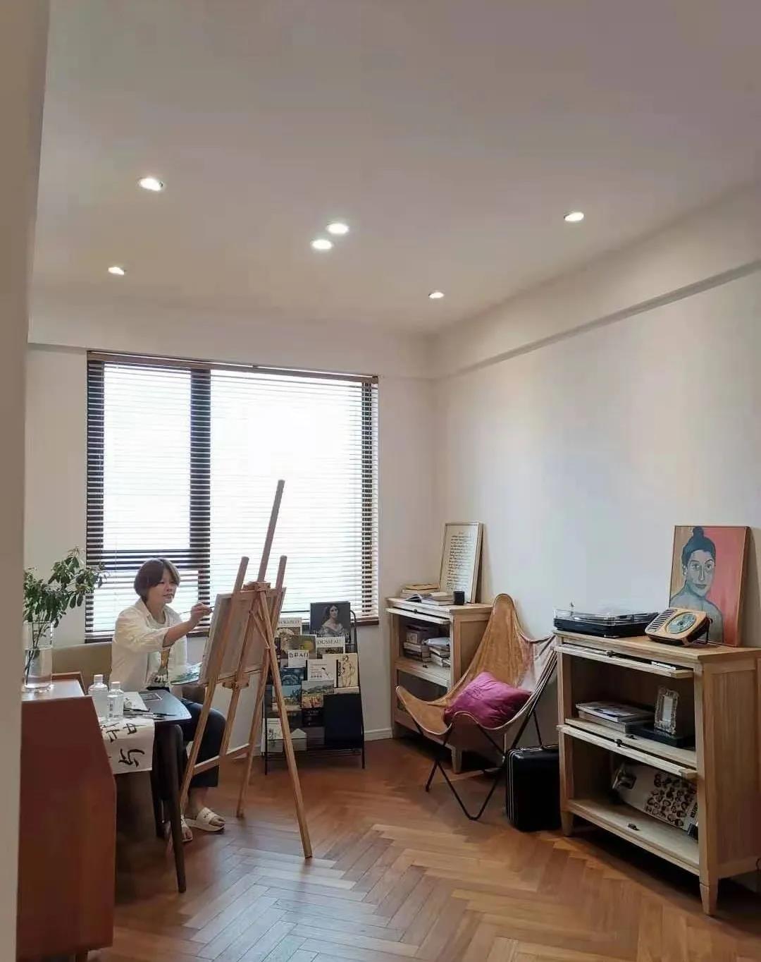 65㎡住一人一貓還裝下了上百冊藏書，家里親戚都酸了