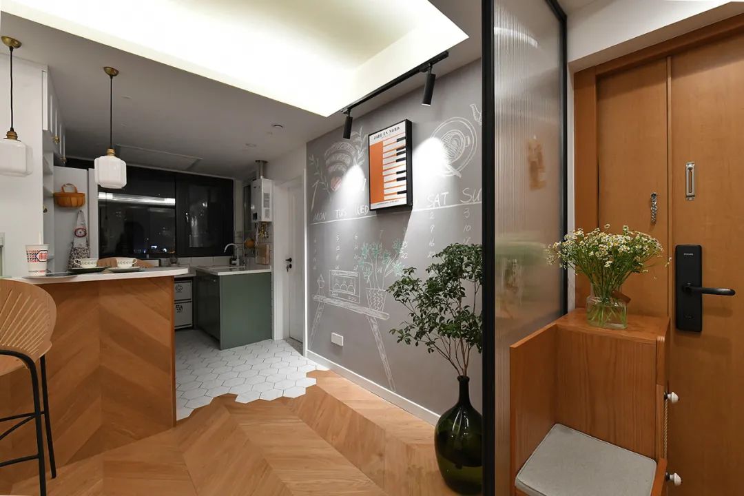 容下一家五口的小兩居，陽臺改成小餐廳，還有超多收納