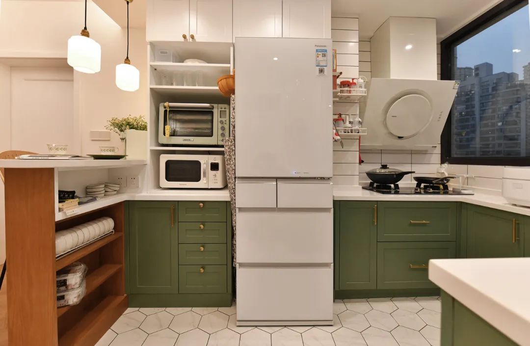 容下一家五口的小兩居，陽臺改成小餐廳，還有超多收納