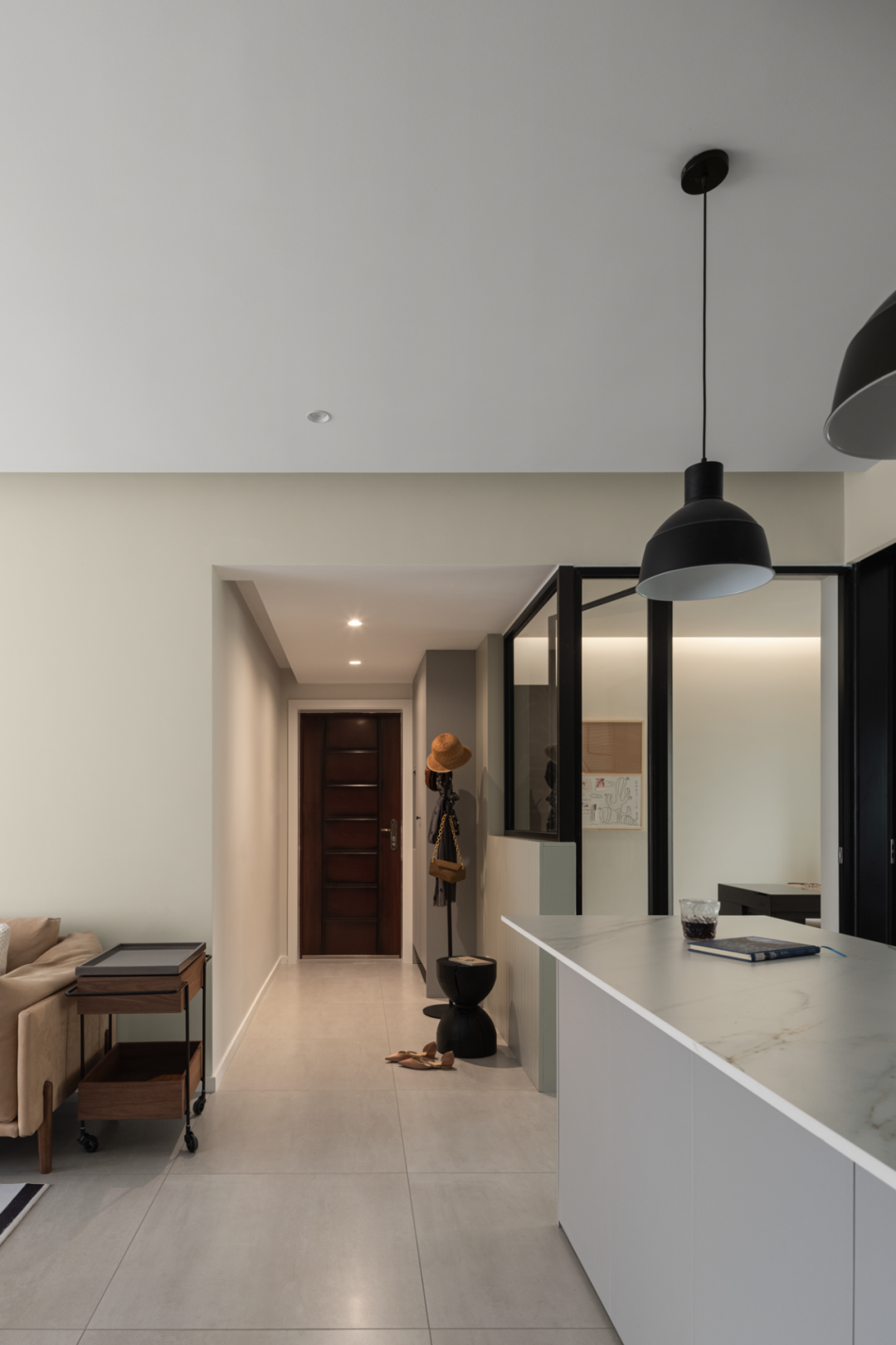 奶油白+冰川銀+明星家具，這個家的“穿搭”我給滿分!