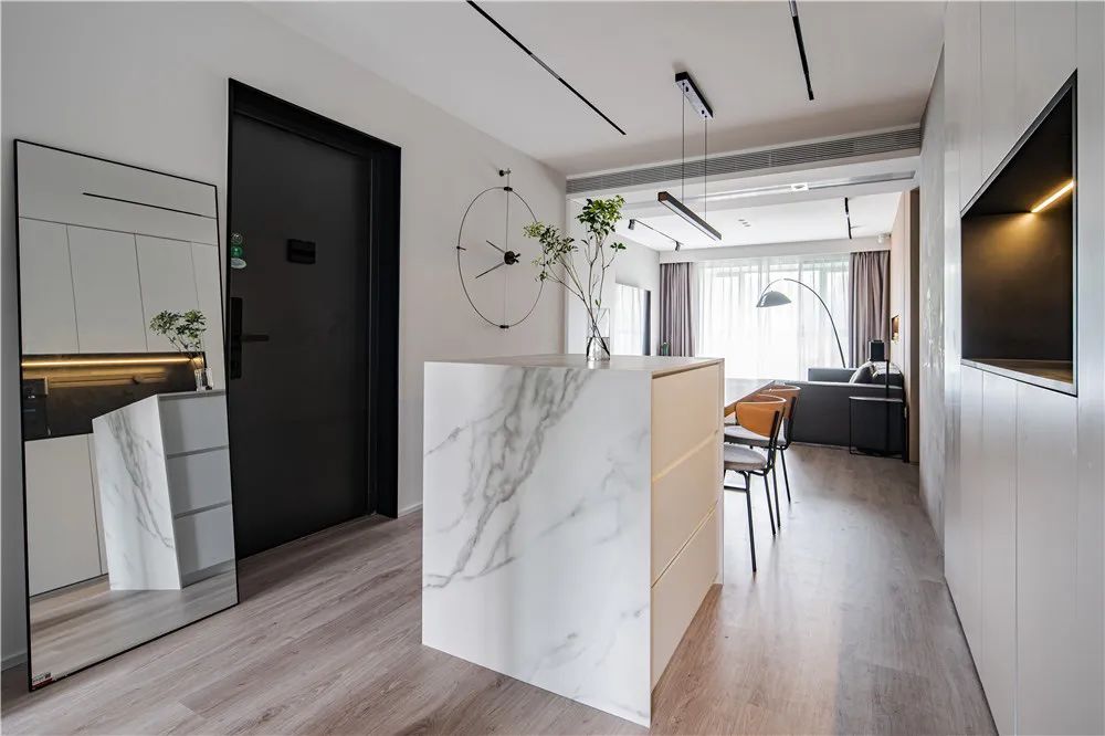 入戶(hù)新思路丨島臺(tái)代替玄關(guān)柜，把通透做到極致