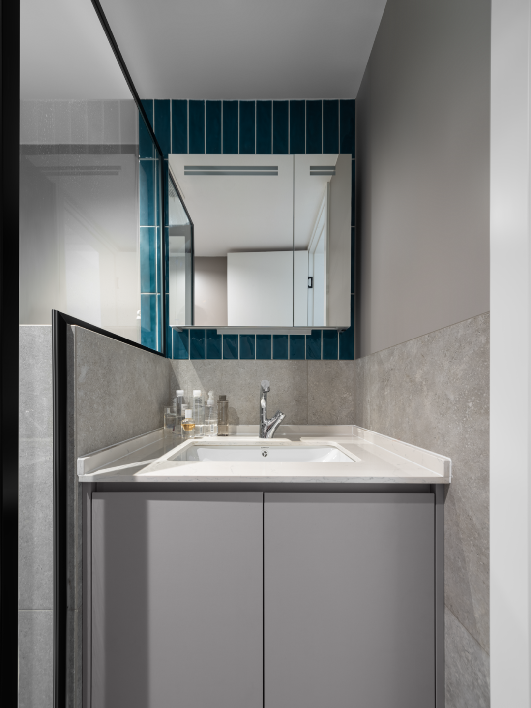 奶油白+冰川銀+明星家具，這個家的“穿搭”我給滿分!