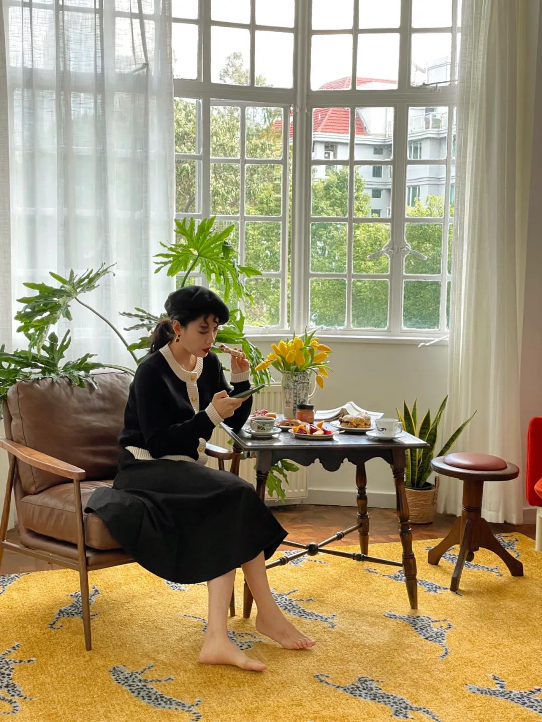 這屆情侶有多會??？格子門窗日光浴，隨性又自由	