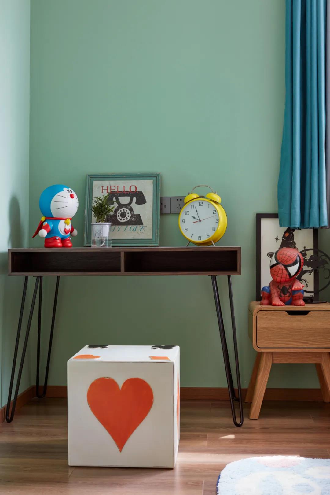 89㎡二手小黑屋狂刷綠色半墻，變身中世紀博物館！ 