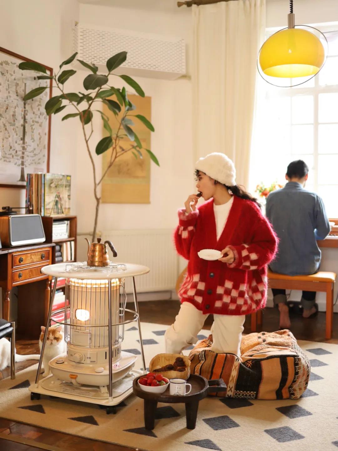 這屆情侶有多會??？格子門窗日光浴，隨性又自由	