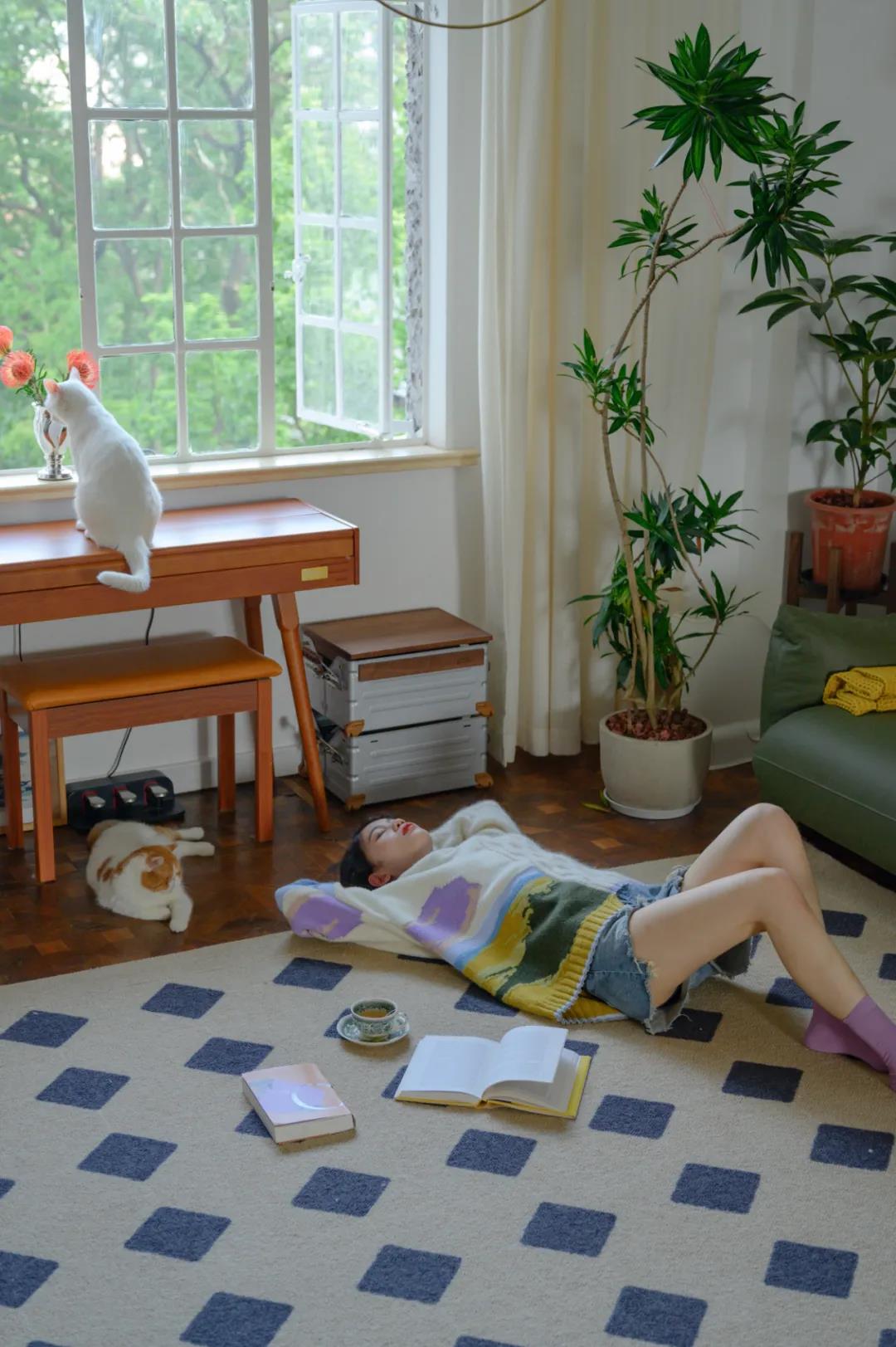 這屆情侶有多會??？格子門窗日光浴，隨性又自由	