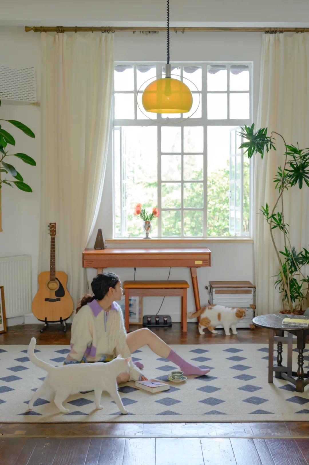 這屆情侶有多會??？格子門窗日光浴，隨性又自由	