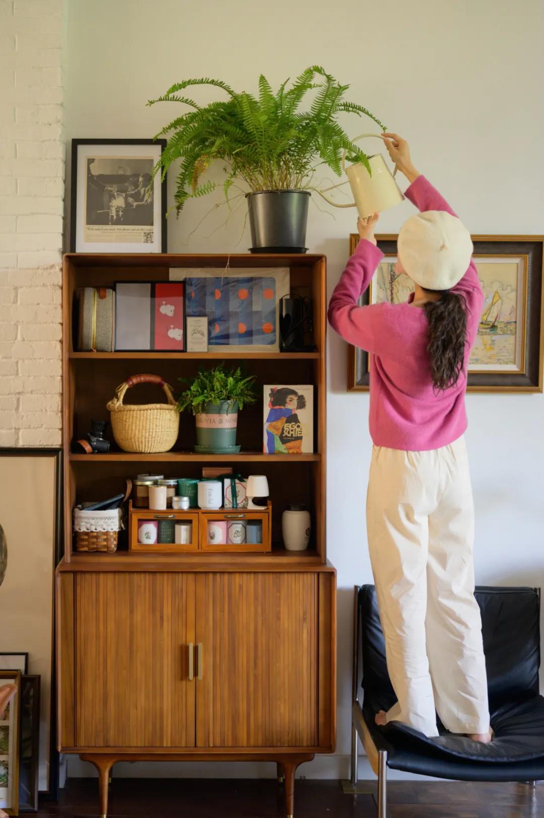 這屆情侶有多會??？格子門窗日光浴，隨性又自由	