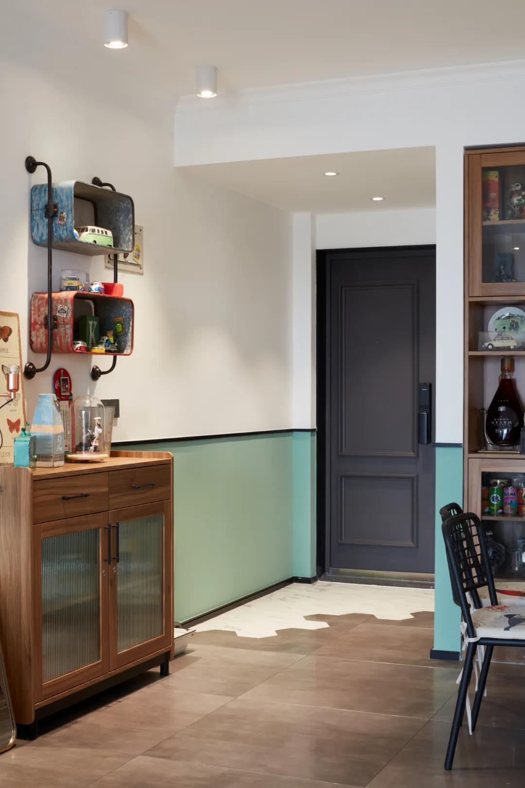 89㎡二手小黑屋狂刷綠色半墻，變身中世紀博物館！ 