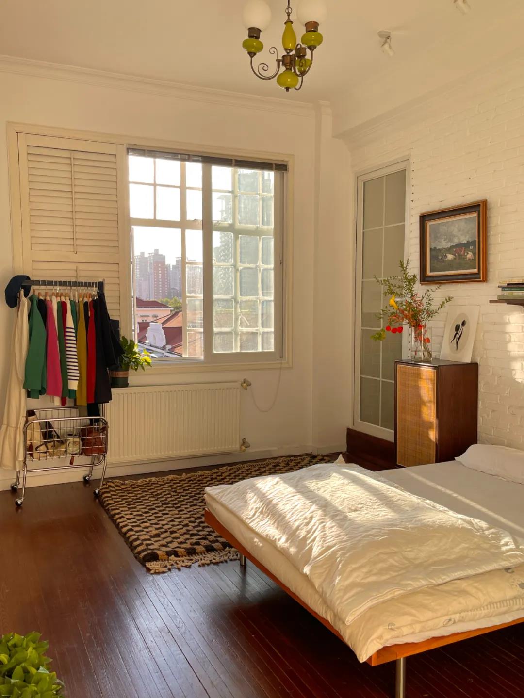 這屆情侶有多會??？格子門窗日光浴，隨性又自由	