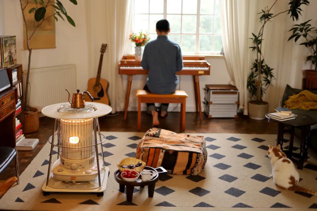 這屆情侶有多會??？格子門窗日光浴，隨性又自由	