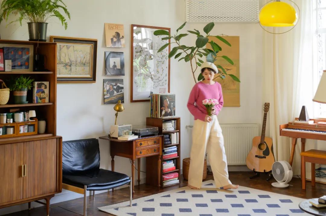 這屆情侶有多會??？格子門窗日光浴，隨性又自由	