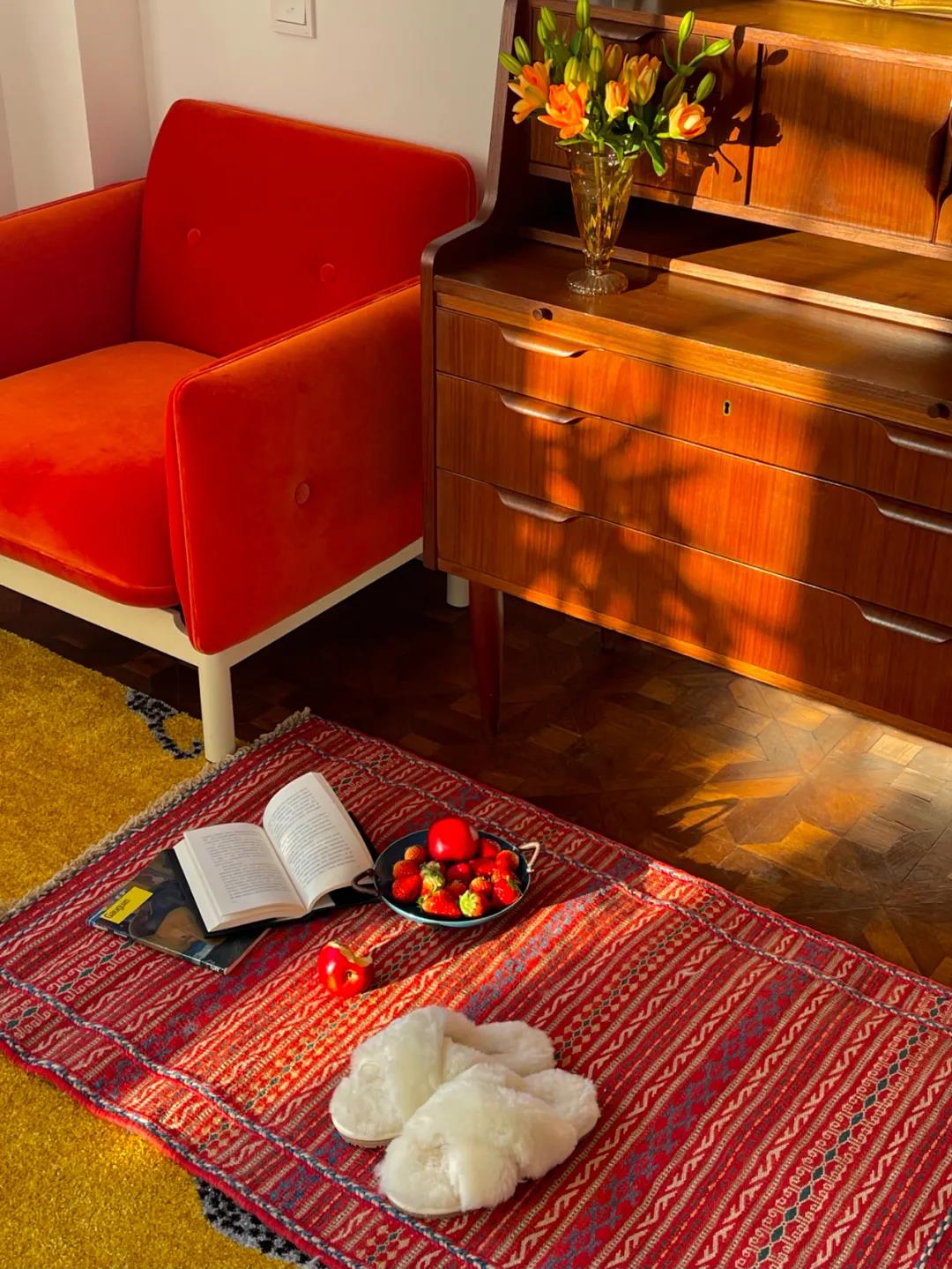 這屆情侶有多會?。扛褡娱T窗日光浴，隨性又自由	