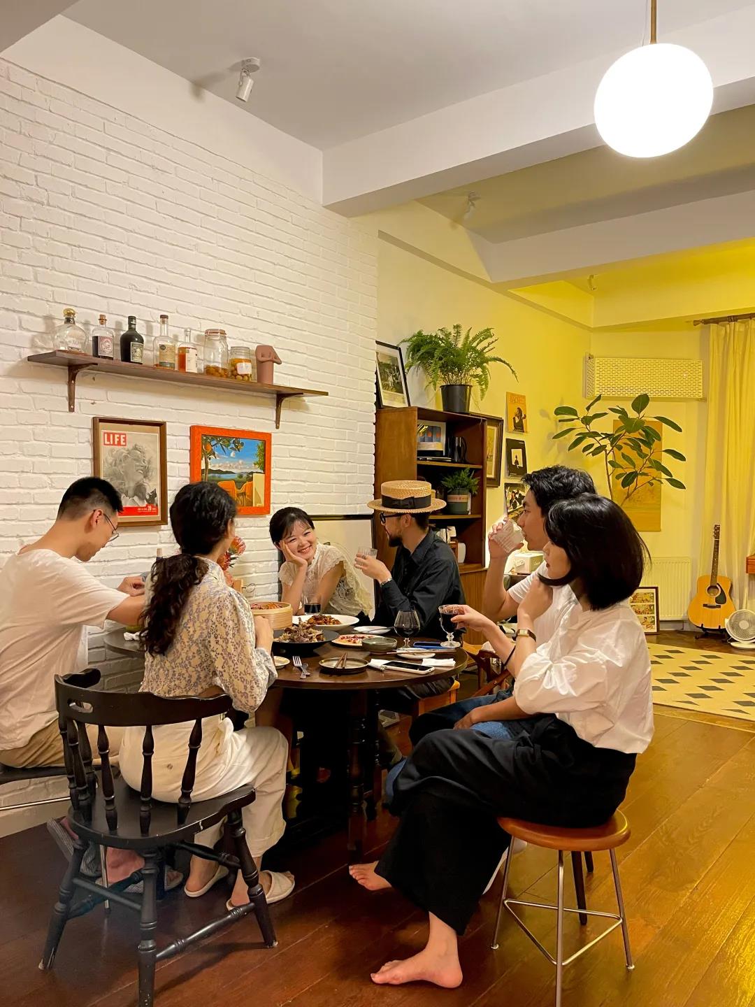 這屆情侶有多會?。扛褡娱T窗日光浴，隨性又自由	