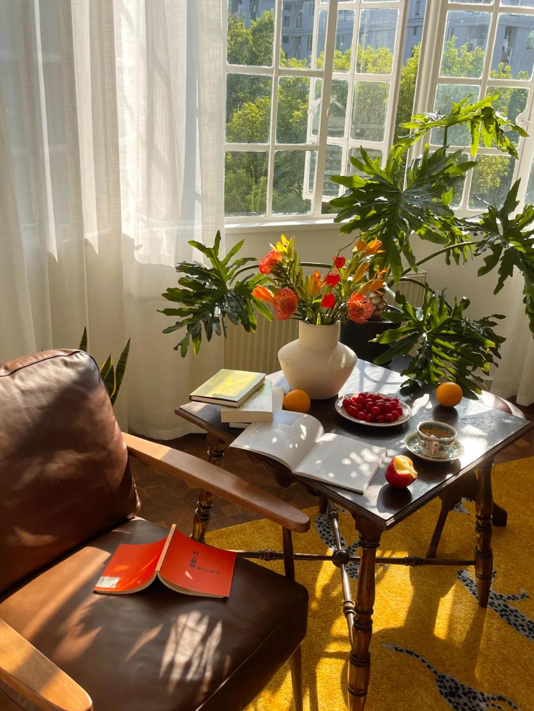 這屆情侶有多會??？格子門窗日光浴，隨性又自由	