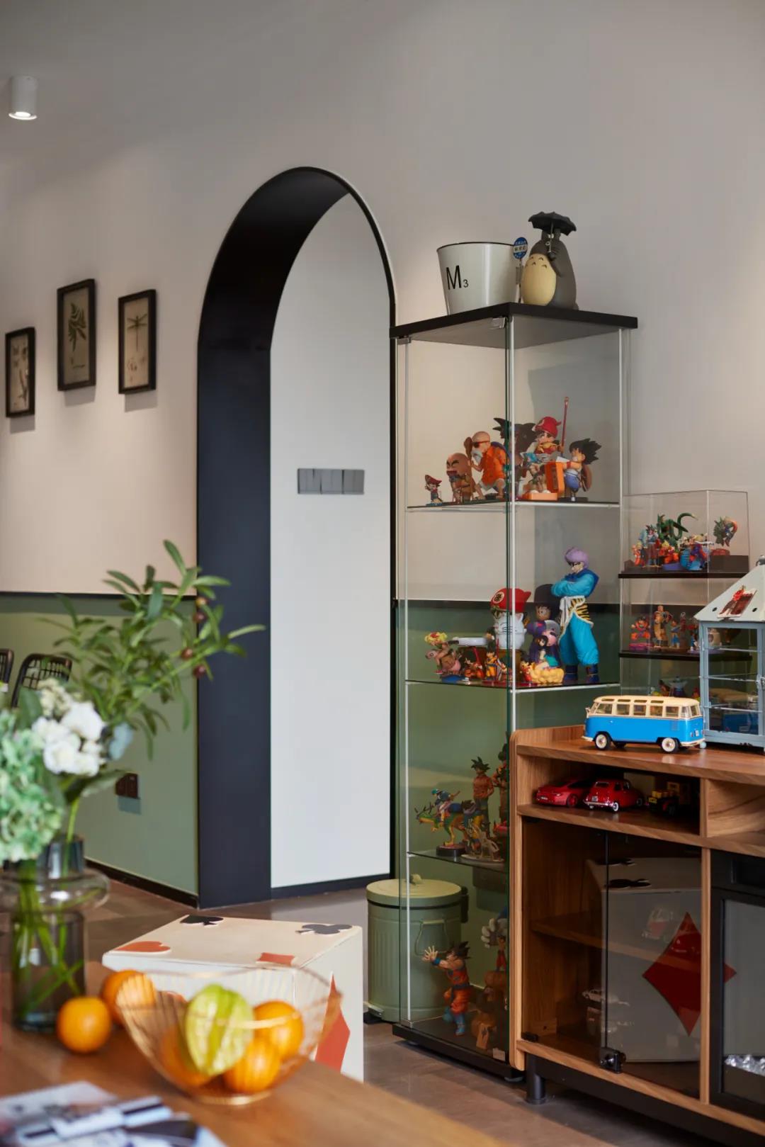 89㎡二手小黑屋狂刷綠色半墻，變身中世紀博物館！ 