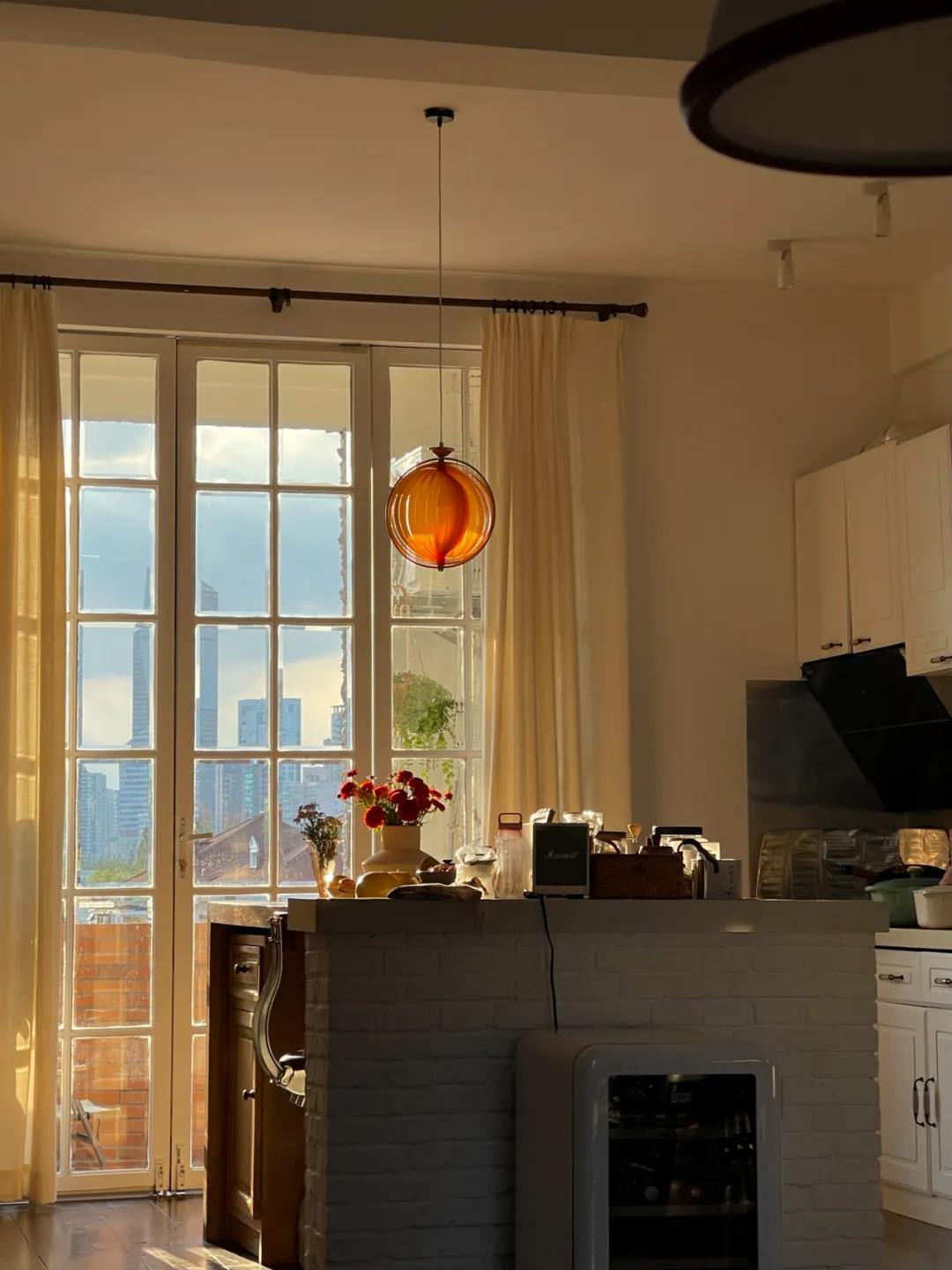 這屆情侶有多會??？格子門窗日光浴，隨性又自由	