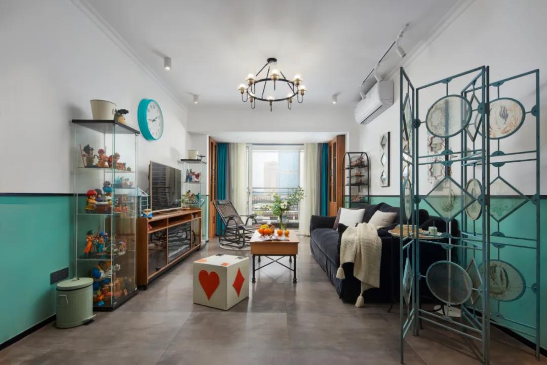 89㎡二手小黑屋狂刷綠色半墻，變身中世紀博物館！ 