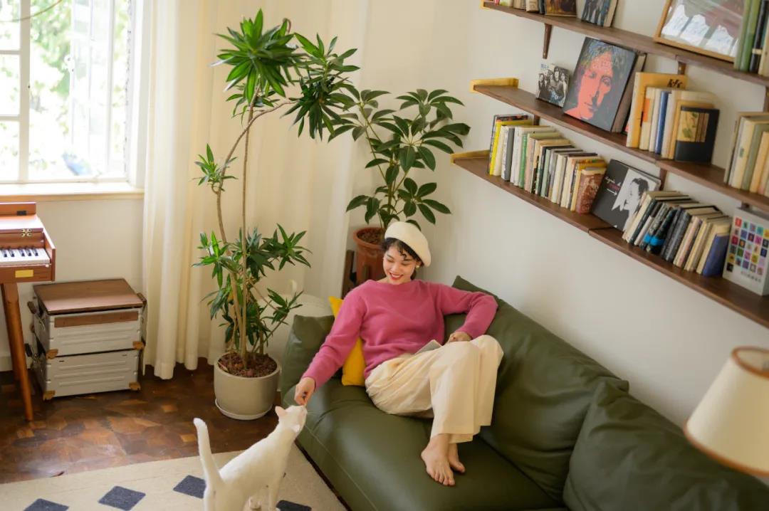 這屆情侶有多會??？格子門窗日光浴，隨性又自由	