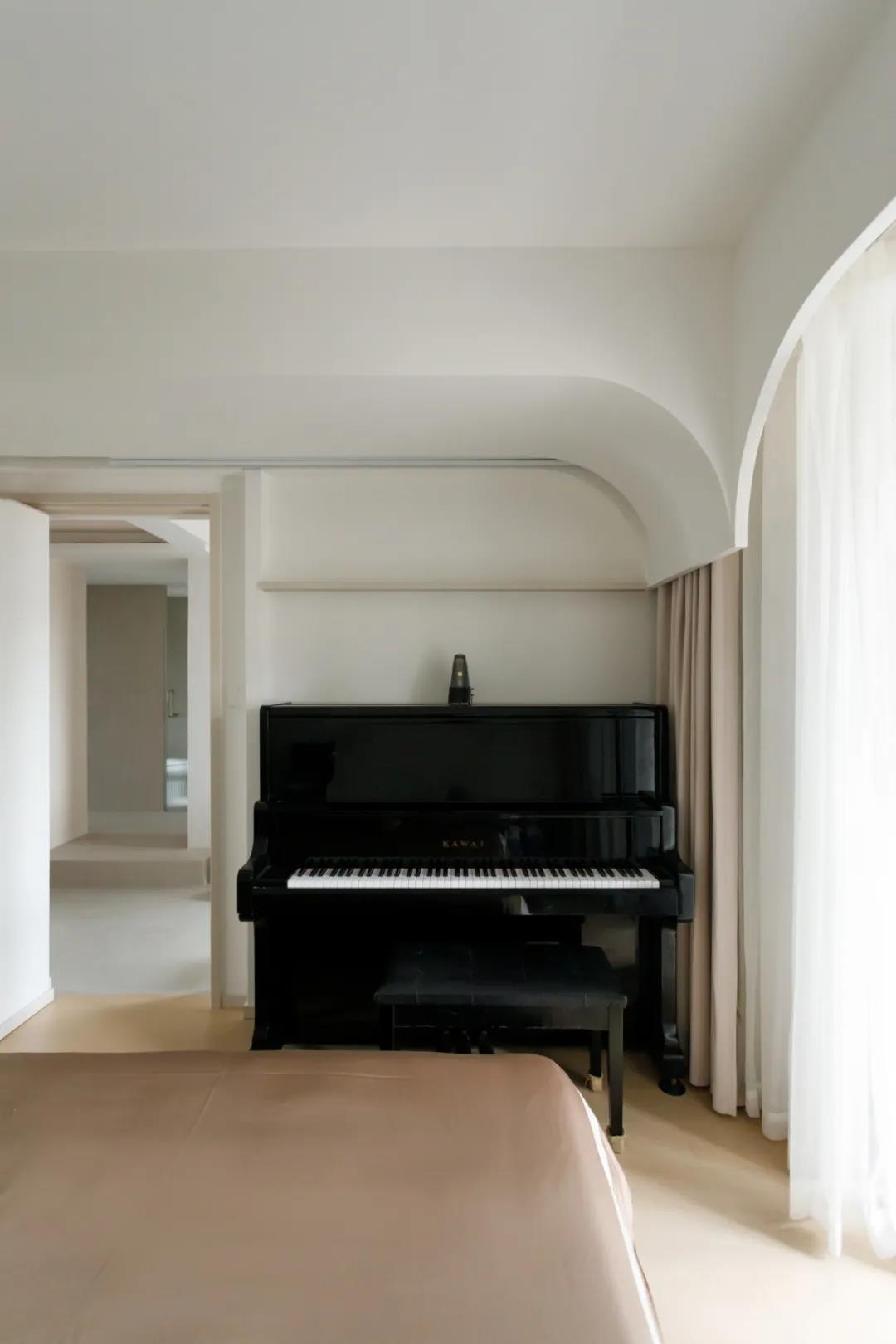 她家小復式把壁龕玩明白了，樓梯也能收納力滿分！	