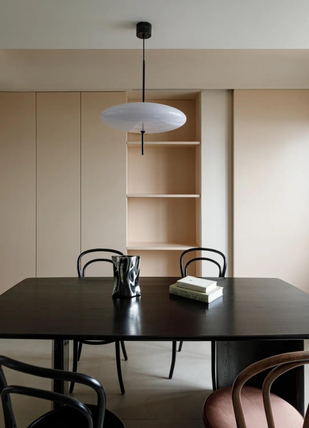 她家小復式把壁龕玩明白了，樓梯也能收納力滿分！	