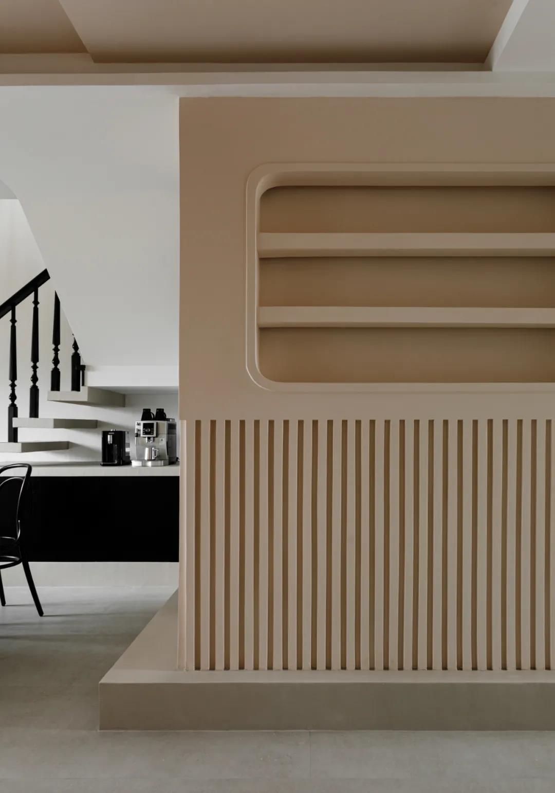 她家小復式把壁龕玩明白了，樓梯也能收納力滿分！	