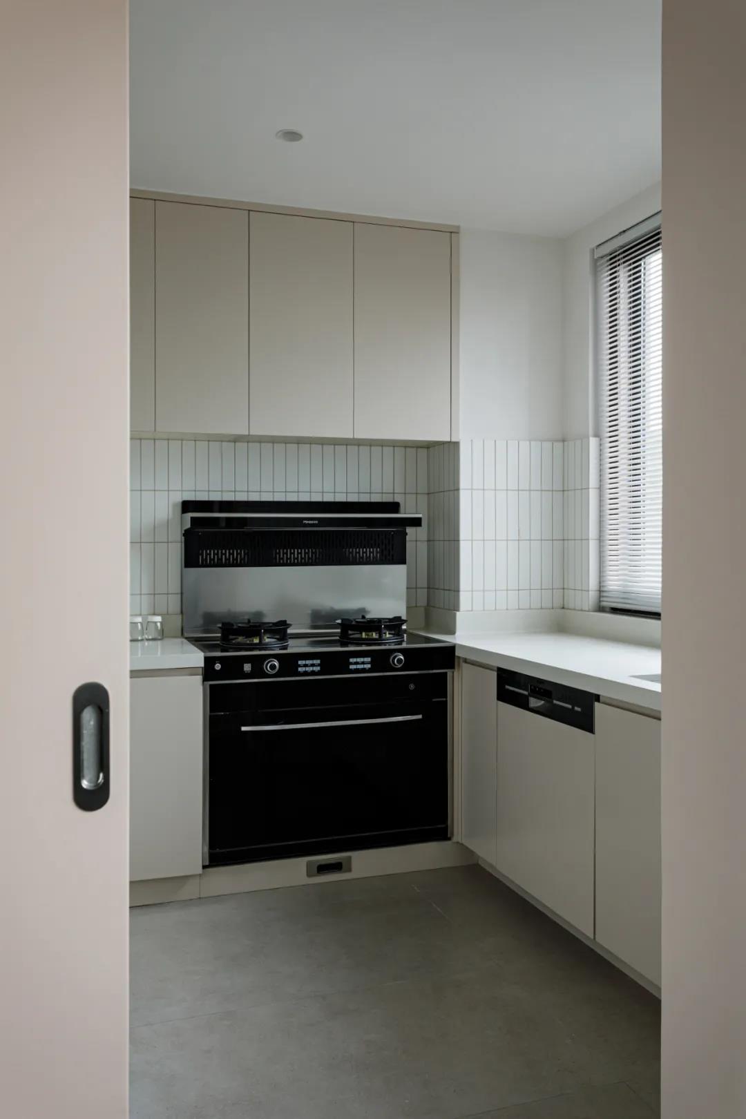 她家小復式把壁龕玩明白了，樓梯也能收納力滿分！	