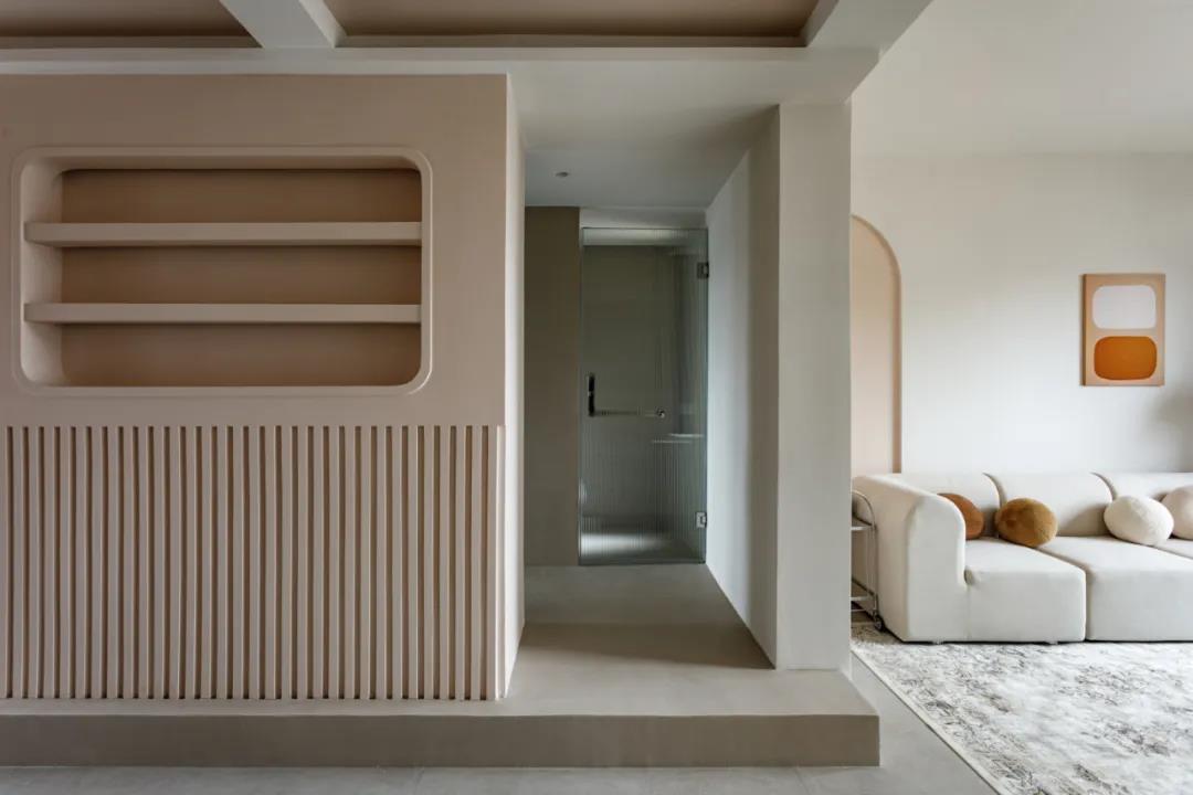 她家小復式把壁龕玩明白了，樓梯也能收納力滿分！	