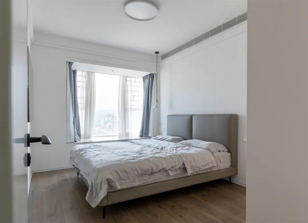 高級感大平層：飄窗別打通了！他家神奇改造多一室