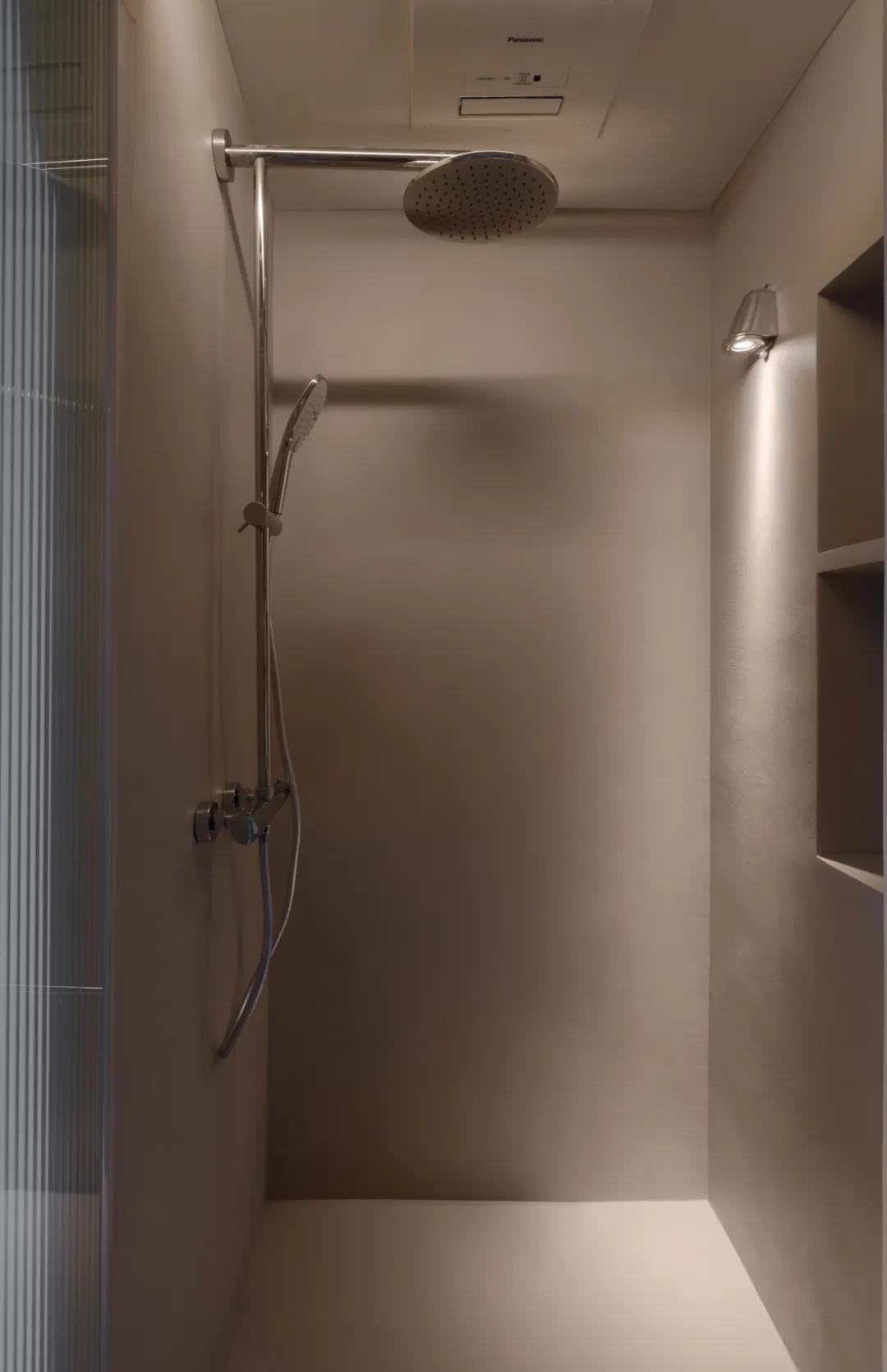 她家小復式把壁龕玩明白了，樓梯也能收納力滿分！	