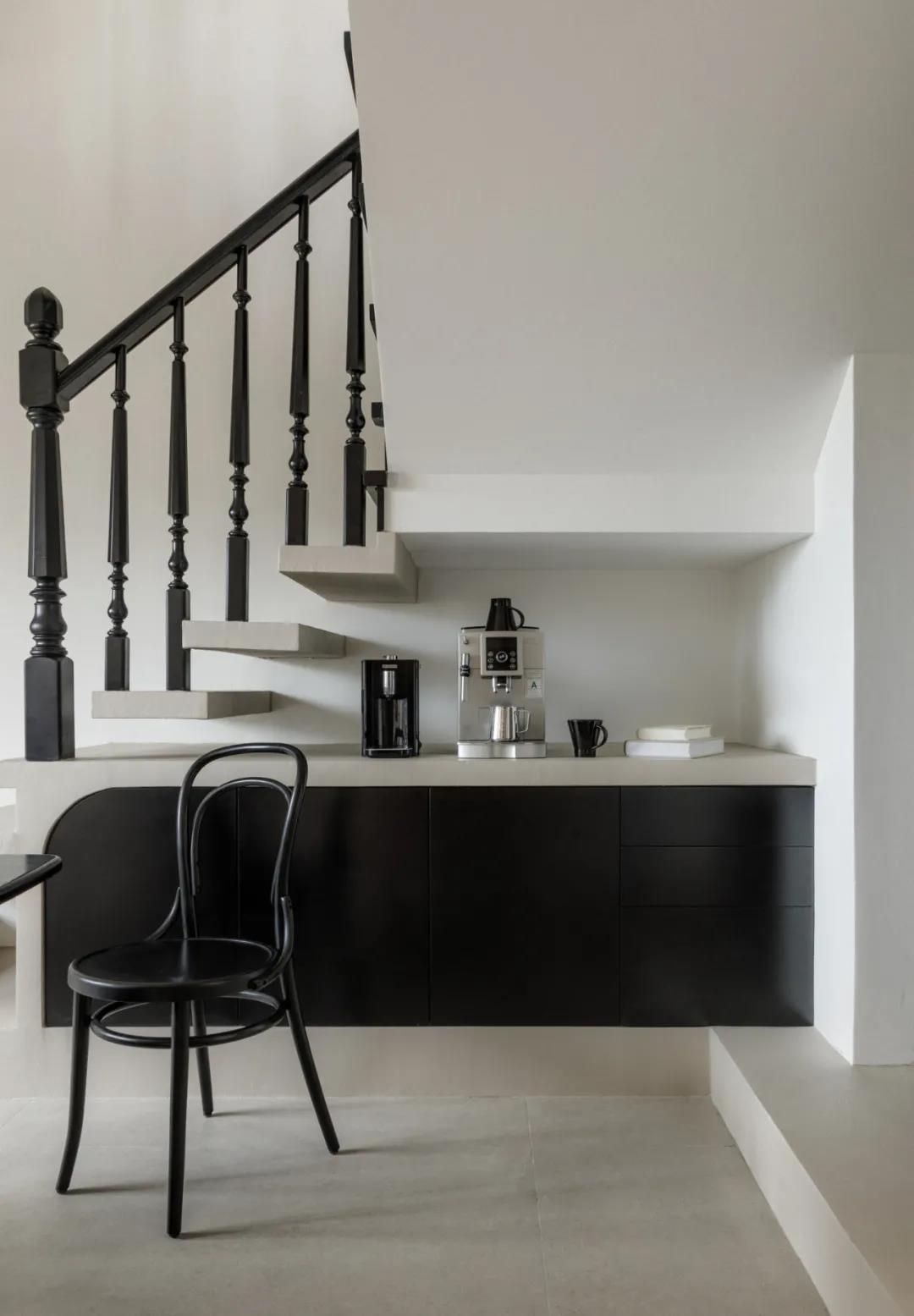 她家小復式把壁龕玩明白了，樓梯也能收納力滿分！	