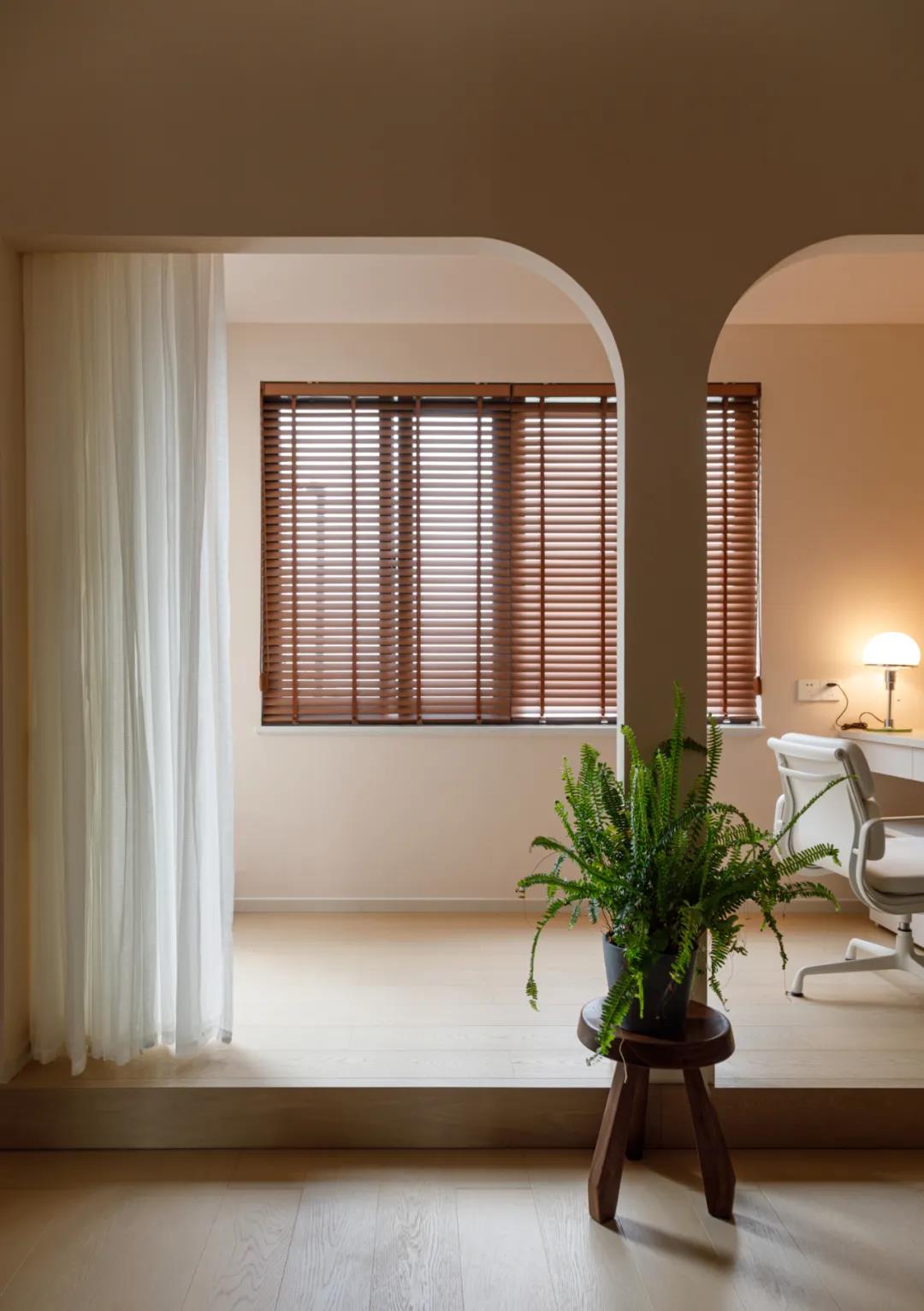 她家小復式把壁龕玩明白了，樓梯也能收納力滿分！	