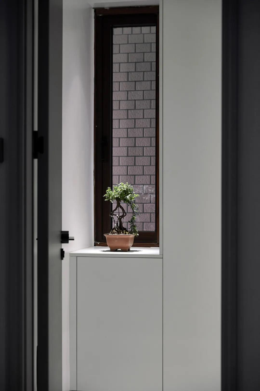 裝修也內卷？黑白+原木打造廣州120㎡電影里的高級感	