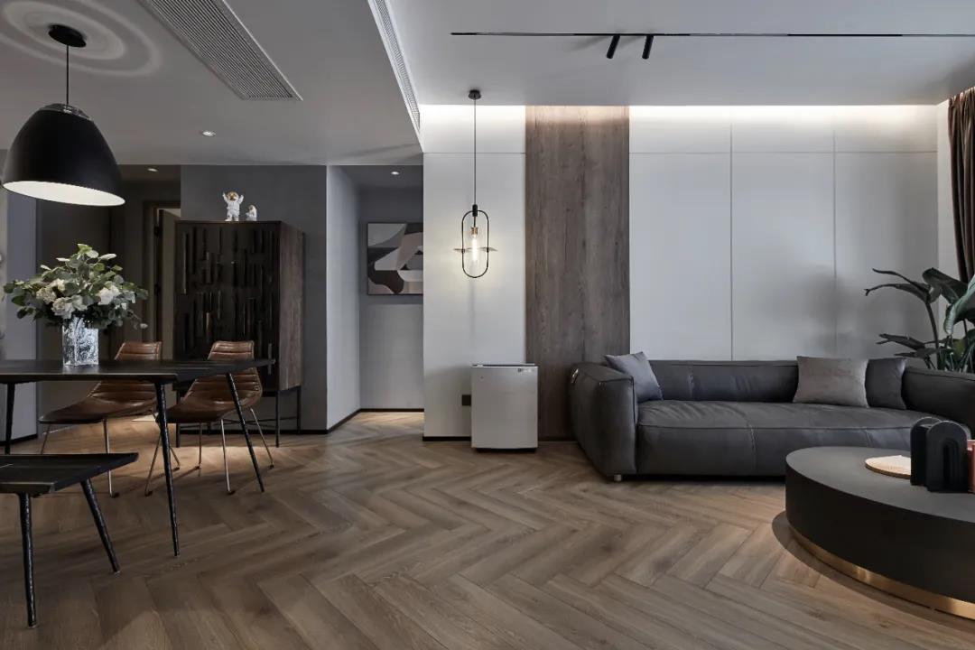 裝修也內卷？黑白+原木打造廣州120㎡電影里的高級感	