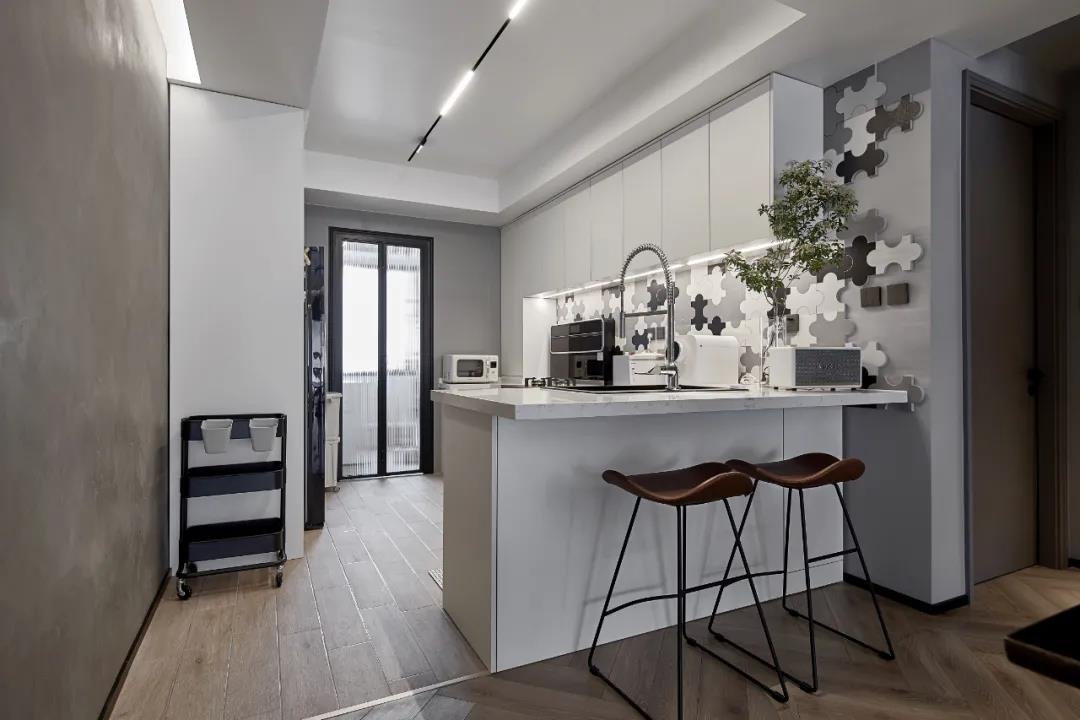 裝修也內卷？黑白+原木打造廣州120㎡電影里的高級感	