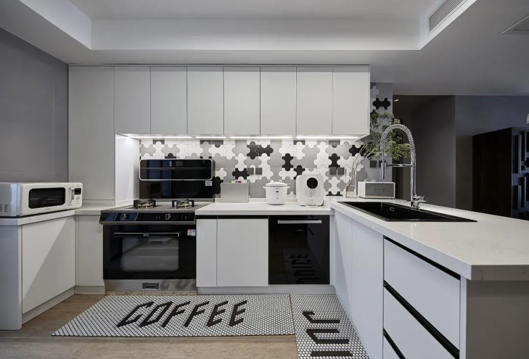 裝修也內卷？黑白+原木打造廣州120㎡電影里的高級感	