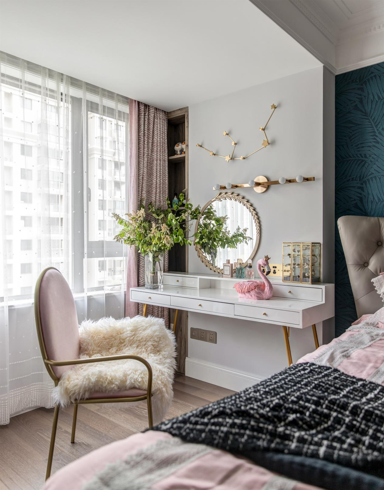 124㎡“色”的魅力，客廳墻變畫廊，留學夫妻的新婚房！	